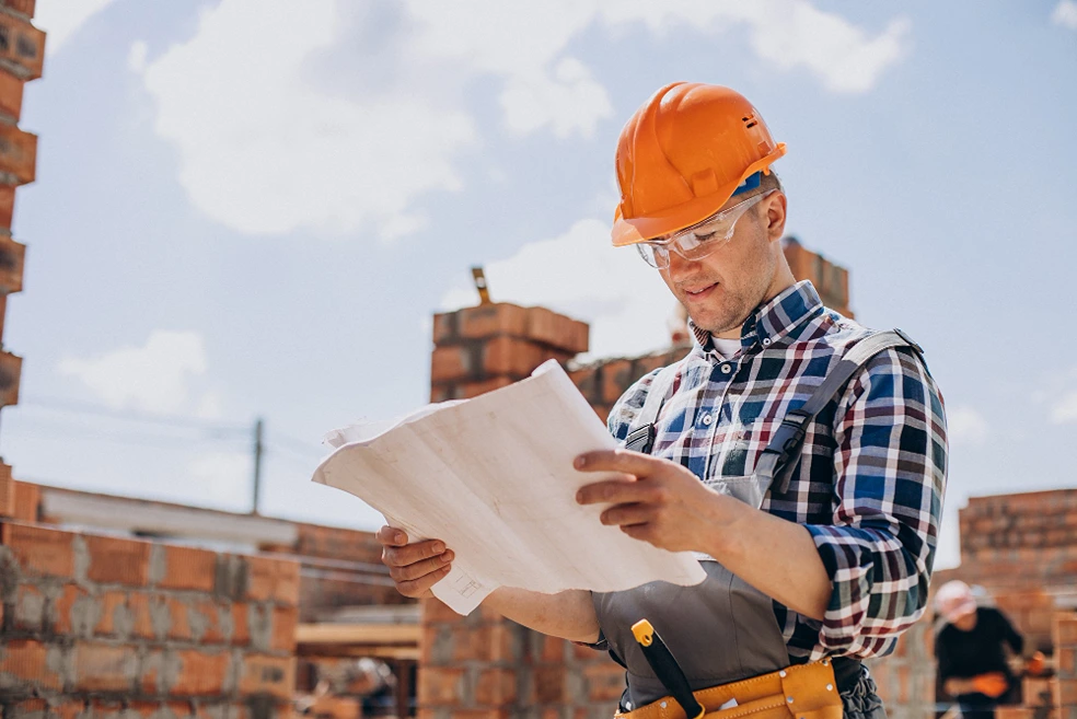 engenheiro especialista em gerenciamento de obras em campinas sp analisando uma planta de construção